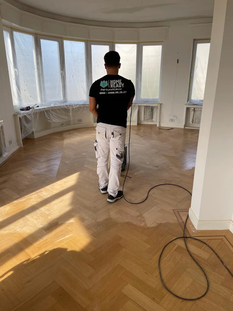 Peintre professionnel Home Ready sur un chantier de rénovation à Bruxelles